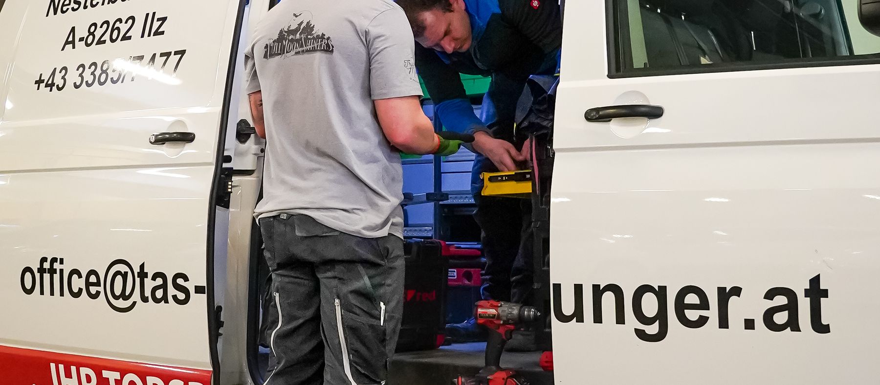 Servicewagen von TAS Unger — Ihr Torspezialist — beim Bestücken für den Einsatz
